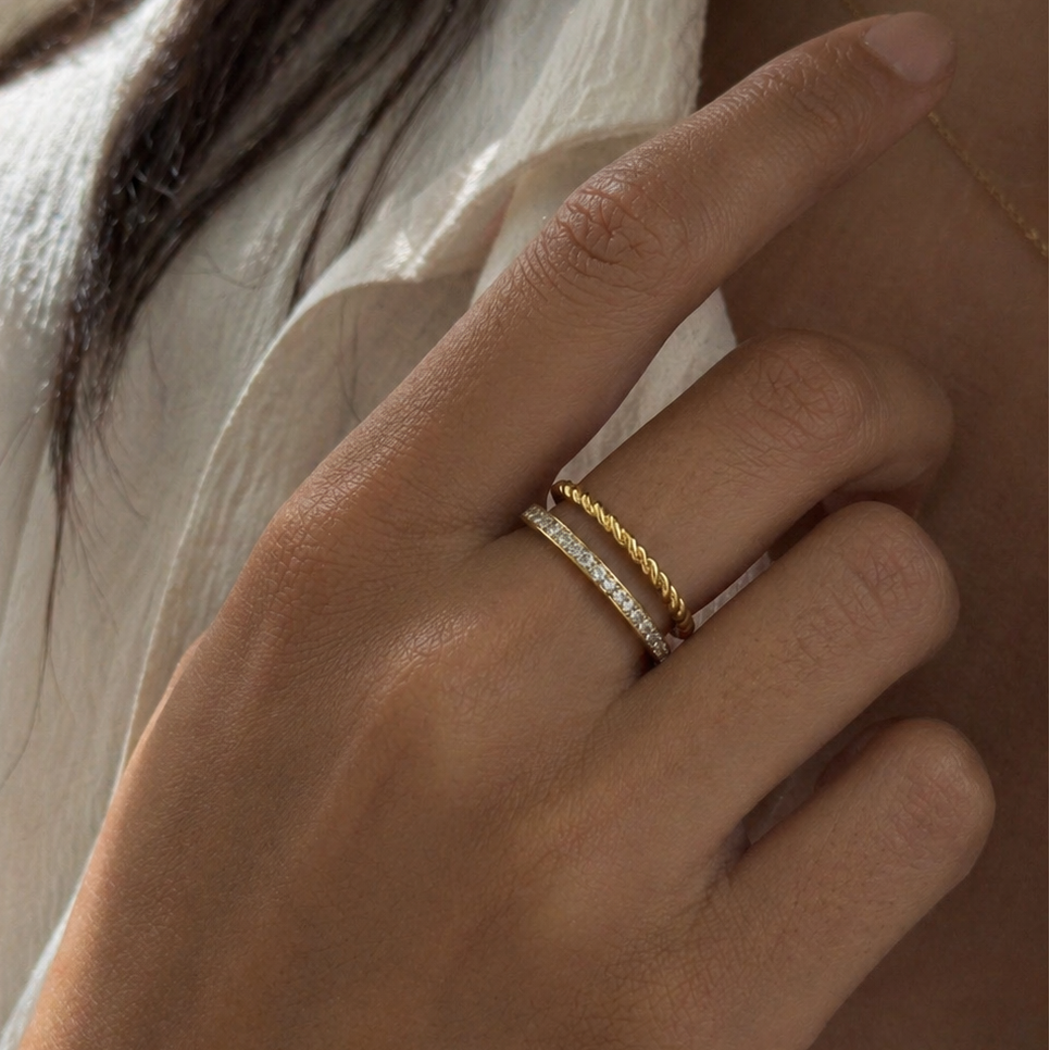 Timeless curve ring